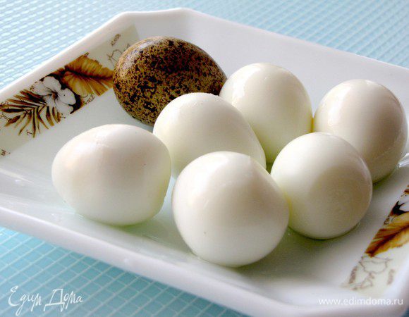 Перепелиные яйца сварить, охладить и почистить. Если не перепелиных, то можно взять два куриных.