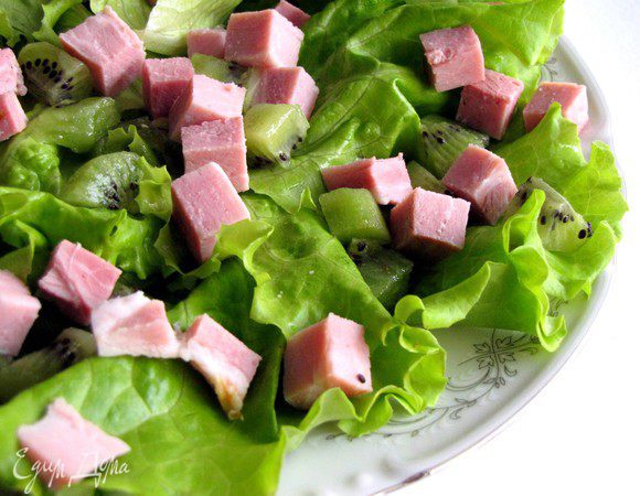 Добавить, нарезанные кубиком, мясо и киви.