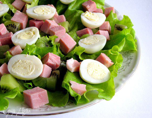 Перепелиные яйца разрезать на половинки и выложить на блюдо.