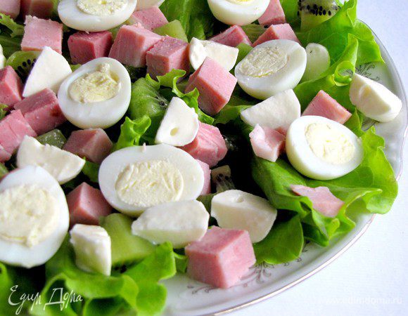 Добавьте в салат мягкий сыр. У меня не было мягкого козьего сыра, поэтому я использовала небольшие шарики моцареллы.