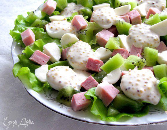 Выложить по 1 ч.л. заправки на половинки яиц. Салат готов. Приятного аппетита! 