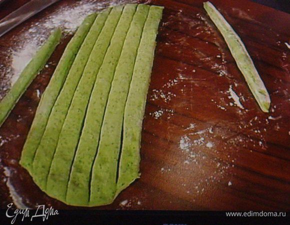 Муку  смешать с дрожжами и  щепоткой соли,  добавить взбитую с водой зелень и 20 мл оливкового масла и замесить тесто. Накрыть полотенцем и оставить подходить в теплом месте на 0,5 часа. Ещё раз вымесить тесто, раскатать в прямоугольник прибл. в 1 см толщиной, разрезать тесто по середине и нарезать на полоски так же приблизительно в 1 см  в шириной. Каждую полоску покатать по поверхности, образовывая брусочек. Выложить на противень, сбрызнуть водичкой, накрыть полотенцем и оставить отдыхать мин. на 20.




