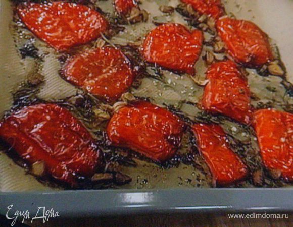 духовку разогреть до 180°. Паприку порезать, удалить семена, немного при- солить,  сбрызнуть маслом (50 мл). Добавить 2 зубчика чеснока разрезанных на половики, прямо в шкурке, для аромата и крупно нарезанный тимьян  и испечь паприку  до готовности. Дать остыть,накрыв влажным полотенцем,  снять кожицу. Темп. в духовке увеличить до 200°.