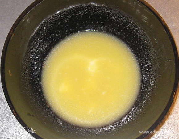 Сливочное масло растопить и остудить. 