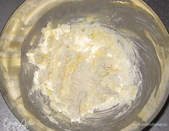 В творог добавить масло, перемешать.