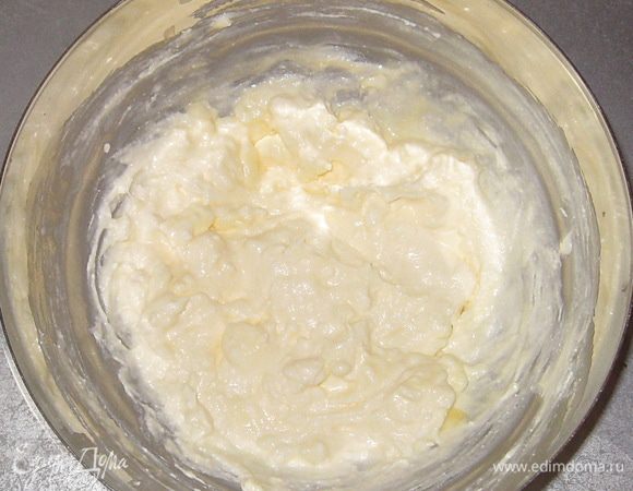 Добавить яйцо и сахар, перемешать до однородности.