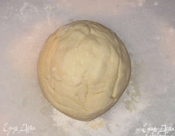 Добавить муку. Замесить тесто.  Разделить на две части.