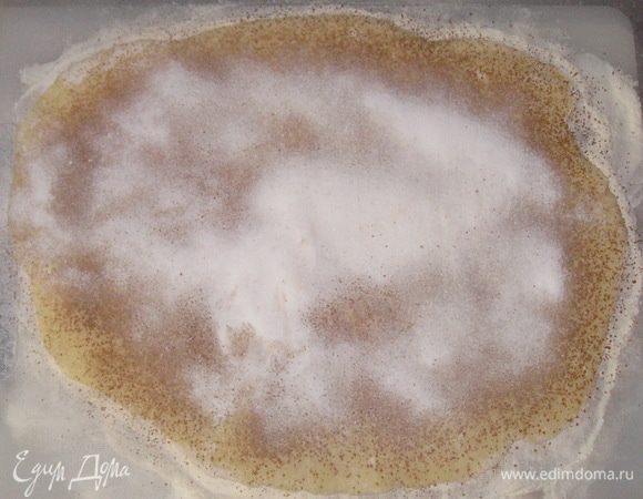 Сверху через сито посыпать какао, корицей по 0,5 ч.л и сахарной пудрой 2 ч.л.