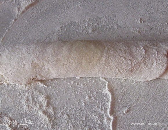 Аккуратно скатать рулет. Так- же поступить и со вторым куском теста. Выложить рулетики на пергамент. 