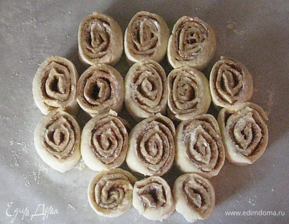 Рулеты нарезать колечками толщиной 0,5-1 см. Выпекать при 180с около 30 минут. Посыпать сахарной пудрой.