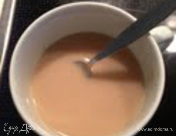 Воду соединить с молоком и развести дрожжи.