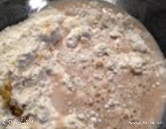 Муку соединить с солью и оливковым маслом,влить дрожжи 

