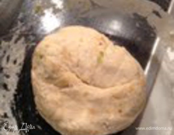 и замесить упругоe тесто.
Если хотите добавить лук,то предварительно его надо мелко порезать,обжарить до золотистого цвета ,положить на бумажное полотенце,чтобы убрать остатки масла.
Затем добавить лук в муку вместе c  дрожжами.
Тесто накрыть и поставить в теплое место на 1 час 30 мин.
