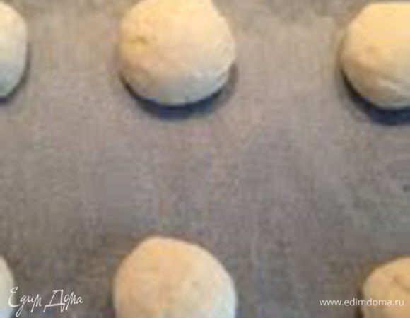 Тесто переложить на рабочую поверхность,слегка присыпанную мукой.Разделить на 12 равный частей,сформировать шары,прижать немного ладонью и переложить на противень,заранее застеленную пергаментом.
Накрыть и оставить при комнатной температуре на 1 ч.

