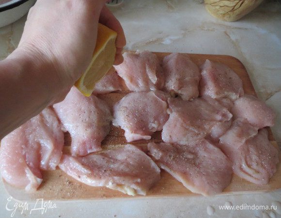 Куриное филе нарезать на кусочки поперёк волокон. Посолить, поперчить, сбрызнуть лимонным соком и убрать в холодильник на 30 минут.
Лук нарезать и измельчить в блендере или процессоре. Добавить майонез, яйца, взбить до получения однородной массы. Смешать полученную смесь с мукой и укропом.