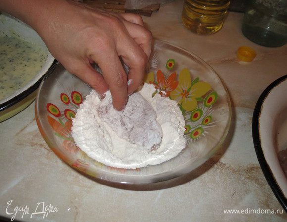 Кусочки филе обвалять в муке...