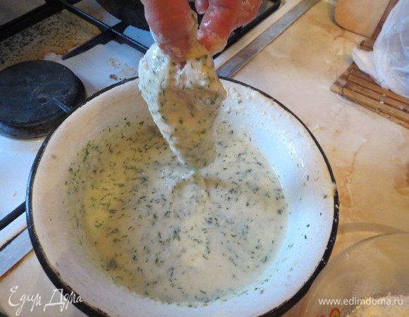 затем обмакнуть в яично-луковую смесь...