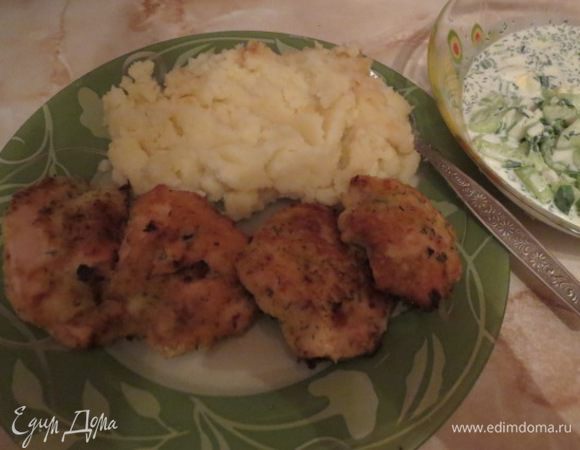 И добро пожаловать к столу. Не пугайтесь-мясо почему-то остаётся слегка розоватым. Но оно получается очень сочным. Ведь известно, что лук расщепляет мясные волокна.