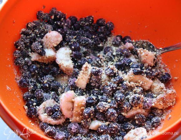 Чернику промыть и перебрать. Положить к ней кусочки банана, сахар, миндаль, корицу. Белки взбить в крепкую пену и добавить туда же.