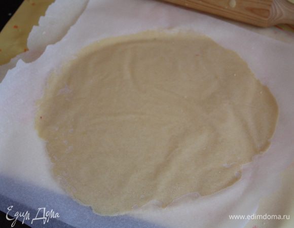 Раскатать бОльшую часть теста, выложить ее в раъемную форму 21см так, чтобы были края. Выложить на тесто начинку.