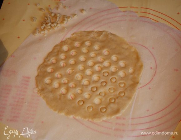 Меньшую часть теста тоже раскатать,я сделала небольшие дырочки формочкой, а можете сделать потом дырочки вилкой и накрыть пирог сверху.