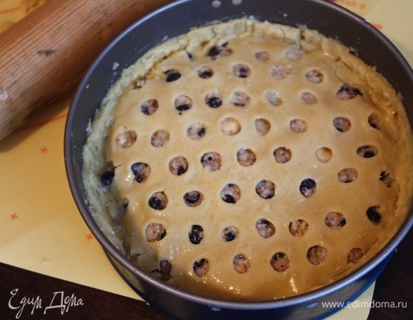 Смазать яйцом. Выпекать в духовке 40 минут при 130 градусах.