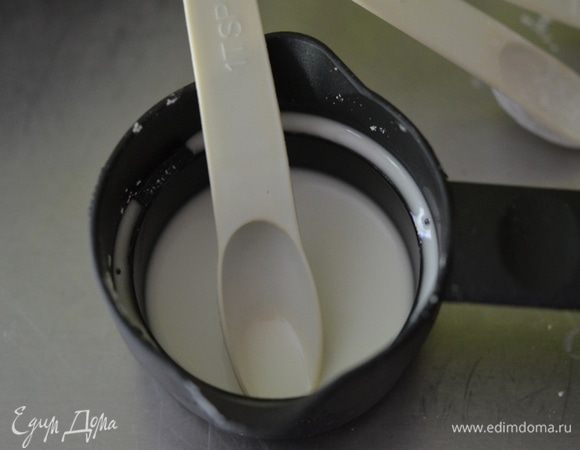 Разогреть духовку до 180 гр. Смажем форму спрингформ, выложим бумагу для выпечки, смажем бумагу. Отложим в сторону.
Приготовим клубничный джем. Смешаем крахмал с водой.