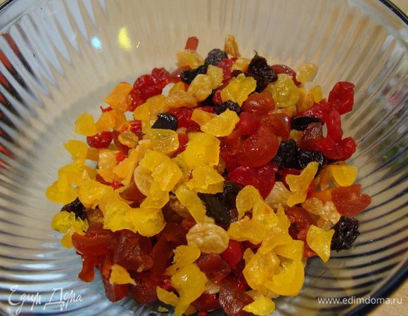 Смесь сухофруктов и цукатов (у меня лимончики, светлый и темный изюм, вишня, клюква) распарить в кипятке, хорошо отжать, залить ромом (не скупитесь на хороший алкоголь - вы же не хотите, чтобы выпечка "отдавала спиртом"?) и отстатавить на 2-3 часа. Если времени нет - прогрейте в СВЧ, помните, остудите и используйте