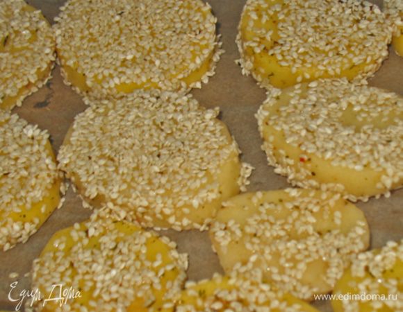 Каждый кусочек хорошо обмакиваем в кунжут и выкладываем на противень (я застелила пергаментом, но он снимался легче с противня не застеленного пергаментом). Выпекаем в заранее разогретой до 200 градусов духовке минут 30 - 40.  