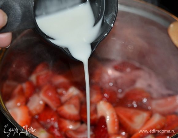 Смешаем клубнику с сахаром в кастрюльке. Поставим на медленный огонь и варим примерно 5 мин. Затем разбавим разбавленный крахмал.  Перемешаем и еще готовим примерно минуту, две. Снимем с огня и дадим остыть до комнатной тем-ры.