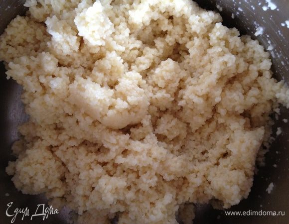 Готовим кус-кус,как указано на упаковке. В моем случае: 250 г воды, 1 ложку оливкового масла,щепотку соли, все перемешать, довести до кипения. Всыпать 250 г кус-куса, перемешать и дать постоять 2 минуты, сняв с огня! Затем добавить сливочное масло и помешивая,поварить еще 3 минуты. Воды я добавила еще 70-100 г где-то. Когда кус-кус готов, остудить его.