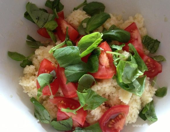 Руками нарвать листочки базилика, нарезать помидоры...