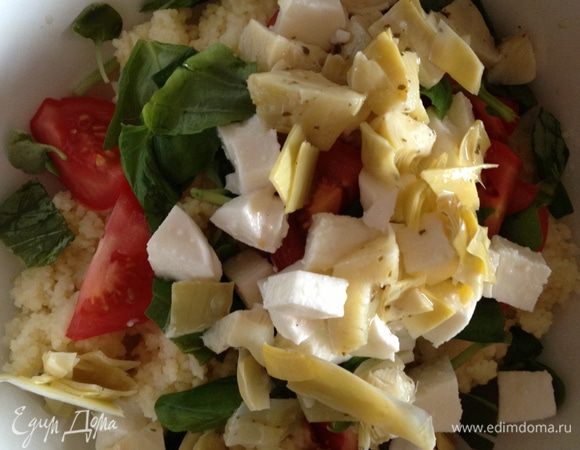 моцареллу и артишоки. Я изначально хотела добавить греческие оливки, но под рукой были артишоки, поэтому сделала с ними.