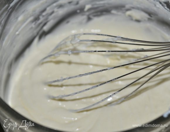 Приготовим сливочную сырную начинку.
Взбить сливочный сыр на средней скорости 30 секунд до мягкого состояния. Добавить сахар и яйцо. Все отлично перемешать. Отставить в сторону.