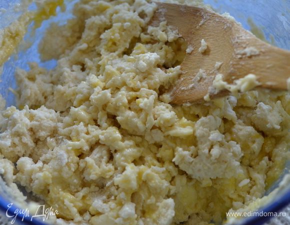 В другой чаше смешаем сметану, ванильный экстракт и яйцо.  Добавим в муку. И слегка смешаем. Тесто должно быть комковатым.  