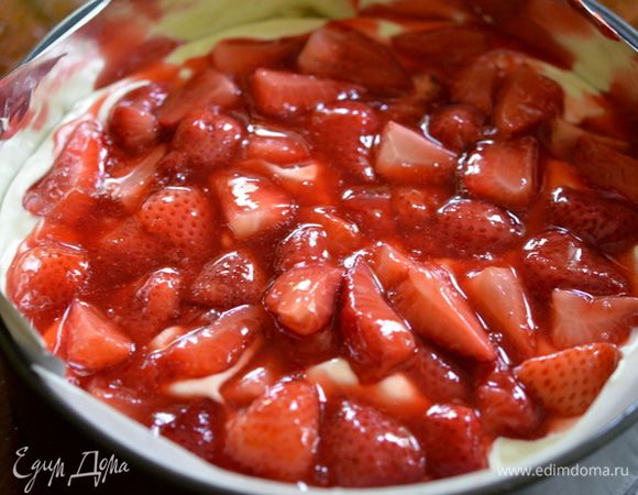 Выложим тесто в приготовленную форму. Желательно не задевая стенок формы. Затем также выкладываем сливочную начинку приготовленную. И клубничную начинку. Затем сверху выложим крабл 3/4 стакана, что отложили заранее. Поставим в духовку на 50-55 мин.