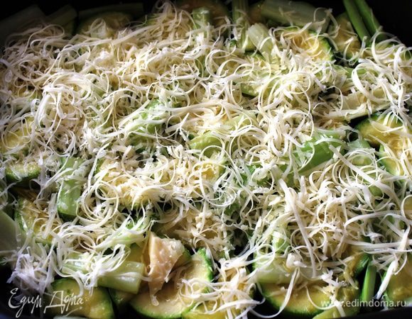 Сыр натереть на терке и присыпать кабачки