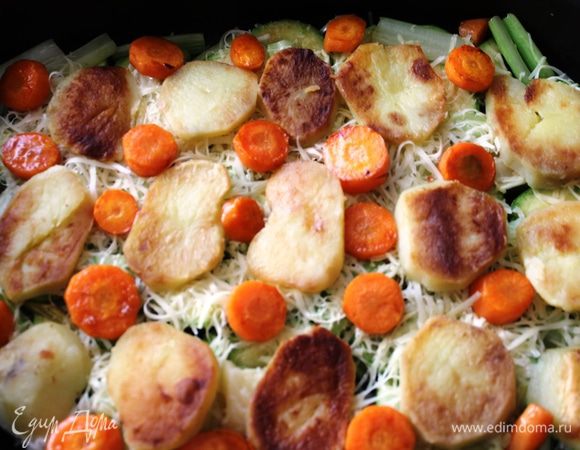 Далее разложить морковь, предварительно нарезанную на кольца по 1 см и поджаренную в сковороде в смеси двух масел...не забыть добавить соль 