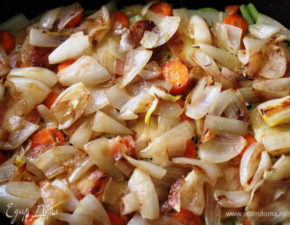 Следующий слой - обжаренный лук. При обжарке лука на сковороду добавить смесь двух масел, соль, сахар. Нарезать лук следует крупно перьями