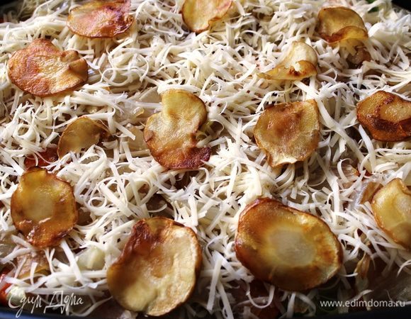 Присыпать слой с луком тертым сыром и разложить пластинки корня пастернака...предварительно его нужно поджарить