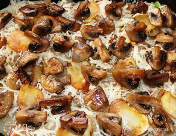 Затем - грибы, которые предварительно необходимо нарезать на дольки (довольно крупно, чтобы они сохранили свою форму) и обжарить на сильном огне в смеси двух масел и соли