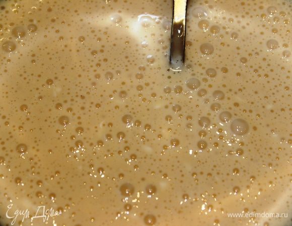 Для соуса: смешать яйца, мягкий сливочный сыр, сливки...добавить соль, сахар и перец...немного взбить вилкой или венчиком