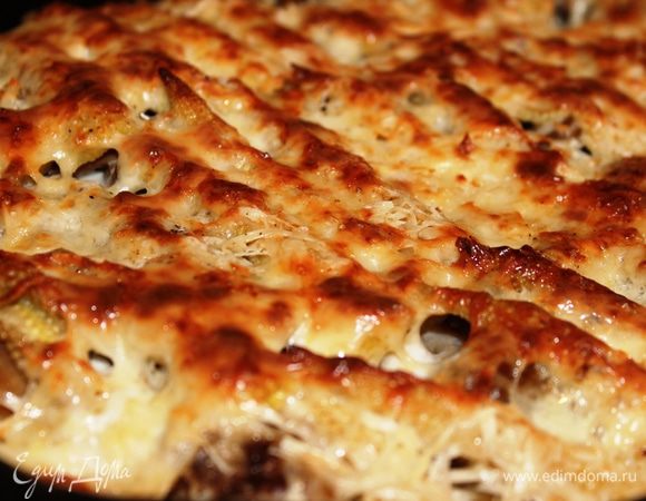 Духовой шкаф разогреть до температуры 200 градусов и запекать блюдо 30 минут. В процессе запекания образуется красивая золотистая корочка