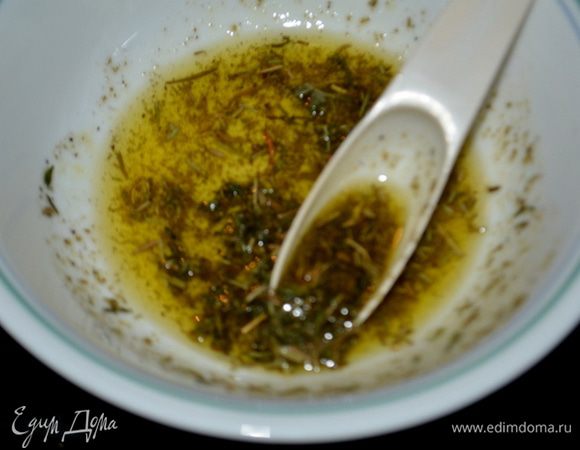 Подготовим противень с пивом.  
Смешаем набор 1. Курицу наденем на банку с пивом. Смажем курицу внутри и снаружи кисточкой этой смесью специй.