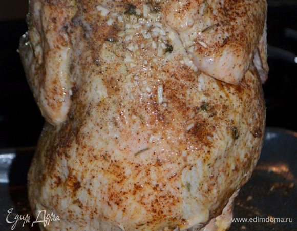 Затем используем 2 набор специй, выложим ее на курицу со всех сторон. Поставим в разогретую духовку на 190 гр. на 90 мин. Последние 30 мин.прикрыть фольгой.