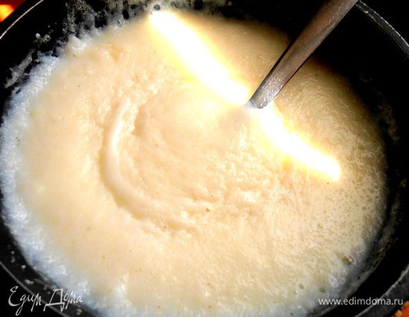 И варим густую манную кашу на молоке с сахаром,солью около 10 минут,помешивая.