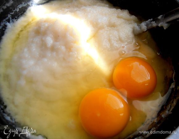 Даём чуть остынуть и вбиваем пару яиц...