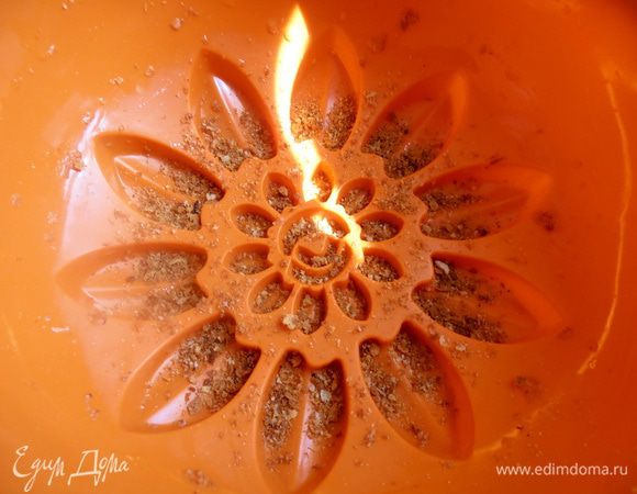 Дно смажем маслом и присыплем сухарями.