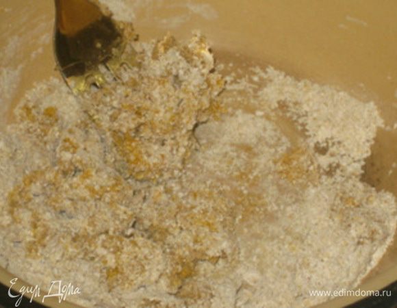 Овсяный бисквит:

Смешать муку и яйцо.