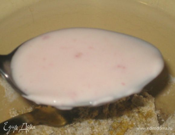 Добавить йогурт и молоко. Перемешать до однородности.